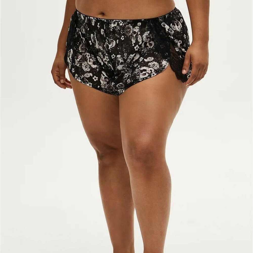 Torrid 3 (3X) Black Skull Floral Lace Chiffon Sheer Goth Sleep Short